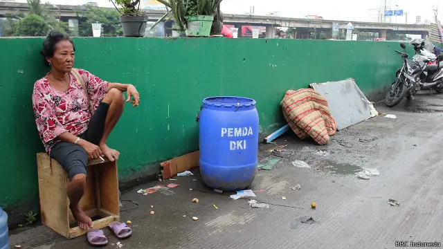 "Rezeki itu ada yang membagi. Saya percaya, siapa yang bagi rezeki, yaitu Yang Kuasa. Ngapain harus sedih," ujar Wati. 
