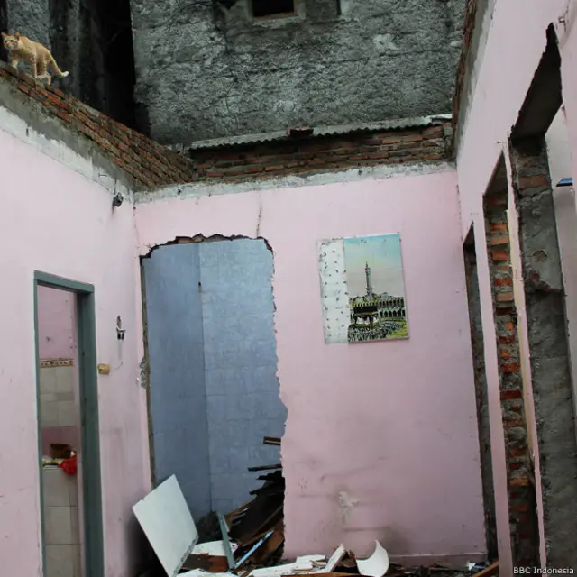 Rumah milik Hajjah Karti kini tinggal reruntuhan dan dia bersama anaknya akhirnya memilih tinggal di rusun.