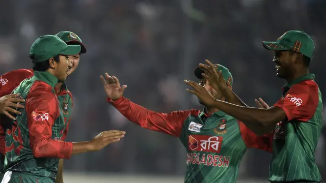 سری لنکا کی وکٹیں یکے بعد دیگرے گرتی رہیں