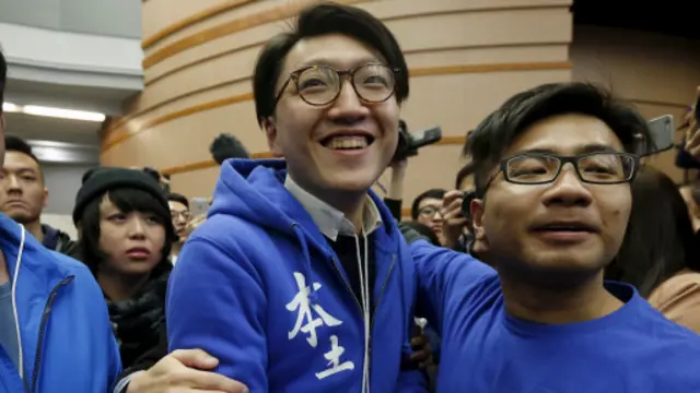 正在尝试报名参选新一届香港立法会议员的梁天琦（前排中）。