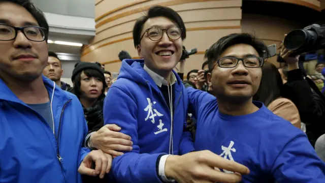 梁天琦（中）在计票中心受支持者簇拥（29/2/2016）