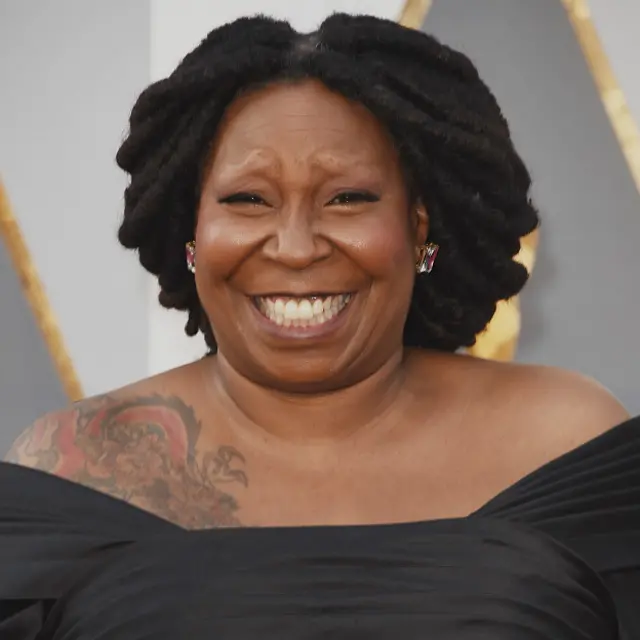 La ganadora del Oscar a mejor actriz de reparto (1991, "Ghost") Whoopi Goldberg también pasó por la alfombra roja.