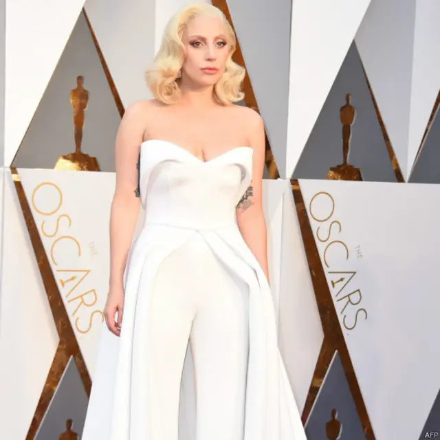 Співачка Леді Гага виконує одну із пісень, яку номінували на Оскар.