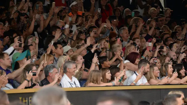 А біля червоної доріжки зібралось багато глядачів.
