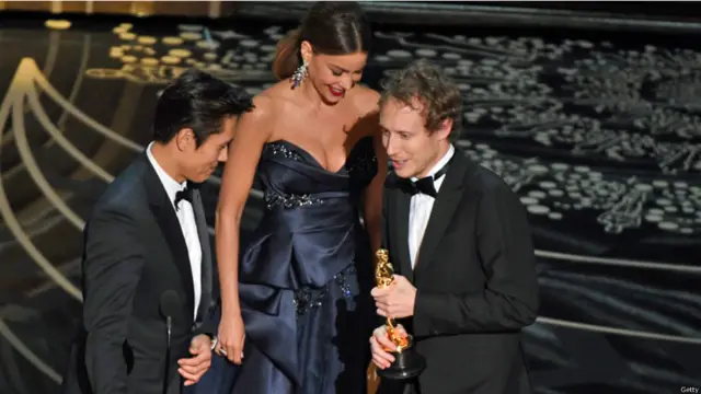 اداکارہ صوفیہ ورگرا اور اداکار باینگ ہون لی نے غیرملکی فلم کا ایوارڈ ’سن آف سول‘ کے ڈائریکٹر لیسزلو نیمس کو پیش کیا۔