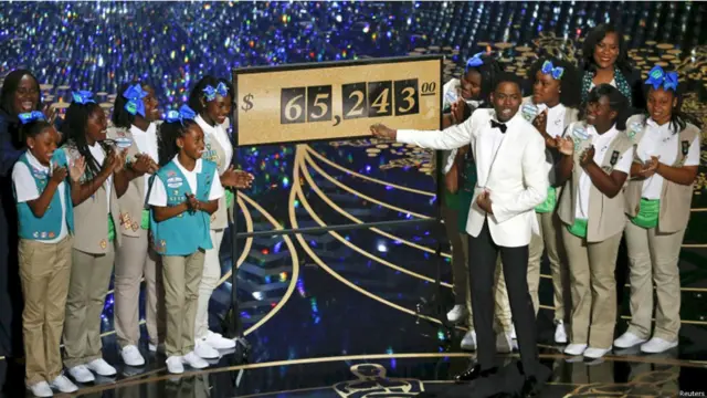 آسکرز کے باہر سکاؤٹ گلرز نے کوکیز یا بسکٹ فروخت کرکے 43 ہزار ڈالرز سے زیادہ کی کمائی کی۔