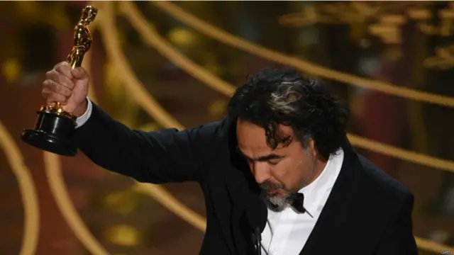 بہترین ہدایتکار کا ایوارڈ الیہاندرو اناریتوگونزالز نے’دی ریویننٹ‘ کے لیے جیتا اور یہ ان کا چوتھا آسکر ایوارڈ ہے۔