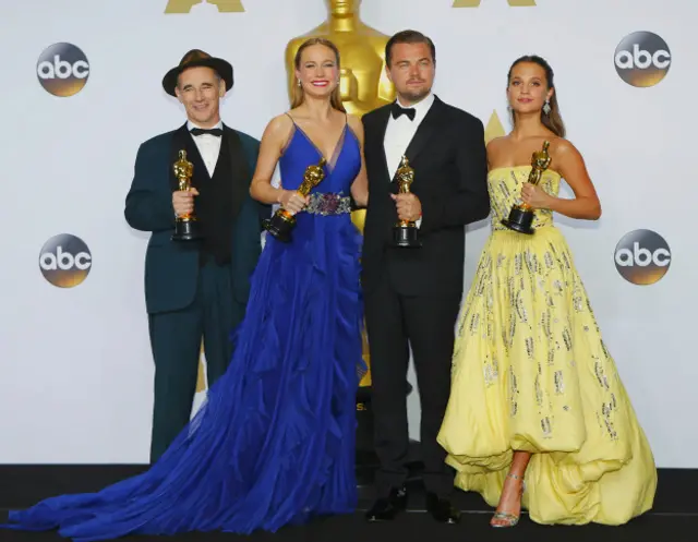 На фото слева направо: лауреат "Оскара" за лучшую мужскую роль второго плана Марк Райлэнс, лучшая актриса Бри Ларсон, лучший актер Леонардо Ди Каприо, лучшая актриса второго плана Алисия Викандер