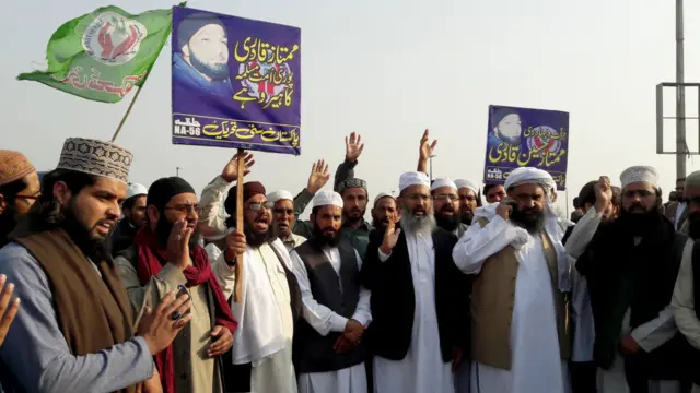 پنجاب کے سابق گورنر سلمان تاثیر کو قتل کرنے والے سابق پولیس اہلکار ممتاز قادری کی سزائے موت پر عمل درآمد کے بعد پاکستان کے مختلف شہروں میں احتجاج کا سلسلہ جاری ہے۔ 