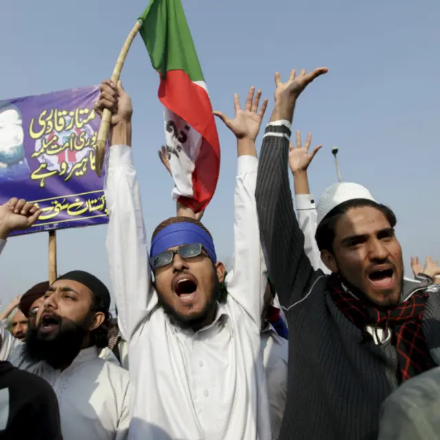 راولپنڈی میں مظاہرین نے شہر کو دارالحکومت اسلام آباد سے ملانے والی بڑی شاہرہ اسلام آباد ایکسپریس وے اور فیض آباد پل کو بند کر دیا