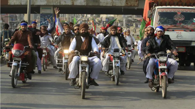 ممتاز قادری کی پھانسی کے خلاف احتجاجی ریلیاں بھی نکالی جا رہی ہیں