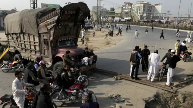 راولپنڈی اور اسلام آباد کے کچھ داخلی اور خارجی راستے بھی بند کیے گئے ہیں