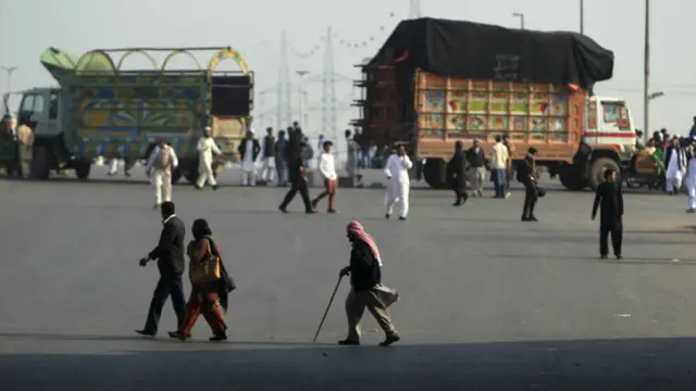 سڑکوں کی بندش کی وجہ سے مسافروں اور عام شہریوں کو مشکلات کا سامنا کرنا پڑا ہے