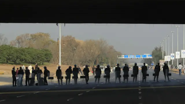 احتجاج کے پیشِ نظر راولپنڈی اور اسلام آباد کے علاوہ ملک بھر میں سکیورٹی سخت کر دی گئی ہے۔