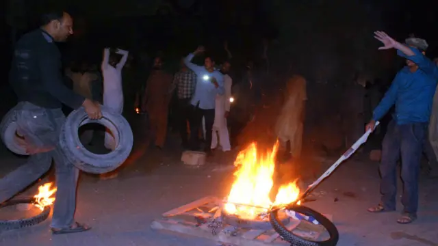 لاہور، راولپنڈی، حیدرآباد سمیت متعدد شہروں میں مظاہرین نے ٹائر جلا کر سڑکیں بند کر دیں