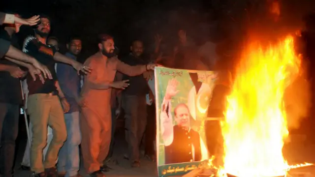 حیدرآباد میں پھانسی کی خبر سامنے آتی ہی رات گئے احتجاج کا سلسلے شروع ہوگیا اور مظاہرین نے وزیراعظم کی تصاویر نذرِ آتش کیں