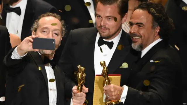 Три Оскари дістались фільму про мисливця "Легенда Г'ю Гласса" - нагородили оператора Еммануеля Любецкі, актора Леонардо Ді Капріо (вперше!) та режисера Алехандро Гонсалеса Іньярріту.