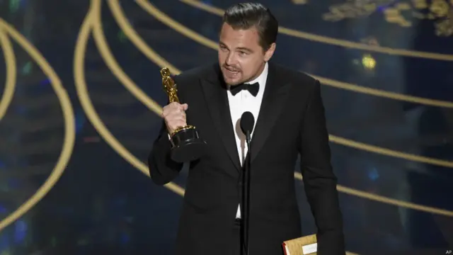 "Зміни клімату реальні, вони відбуваються прямо зараз. Це загроза нашому виду, і ми повинні діяти колективно і спільно", - заявив Леонардо Ді Капріо зі сцени.