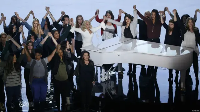 Леді Гага вийшла на сцену разом із жертвами сексуального насильства, представляючи пісню до документального фільму "Зона полювання".