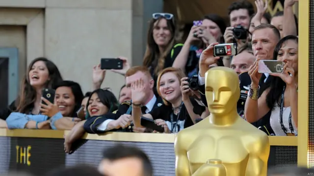 Подивитись на зірок біля червоної доріжки зібралось дуже багато глядачів.