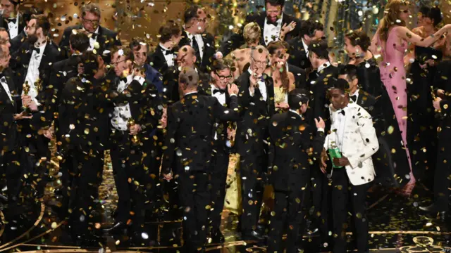 Американська кіноакадемія назвала найкращим фільмом року стрічку "У центрі уваги" Тома Маккарті. Фільм також нагородили за найкращий оригінальний сценарій.