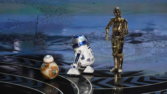 На сцену вийшли також герої фільму "Зоряні війни: пробудження сили", який не переміг у жодній з п'яти номінацій.