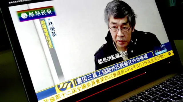 “他们给了我台词,我得照着念。如果我不严格按照台词(念),他们会让我重新来过。”他说。