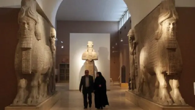 لاماسو في القاعة الآشورية للمتحف الوطني العراقي في بغداد