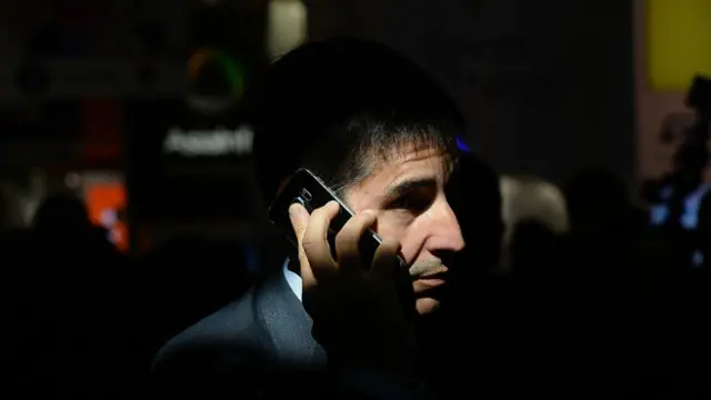 Persona hablando por teléfono