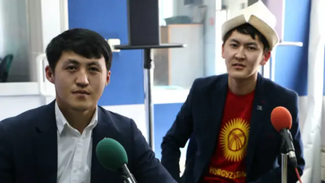 Кыргыз-түрк “Манас” университетинин студенттик кеңешинин жетекчиси Адилет Кубанычбеков менен 3-курстун стунденти Солтобек