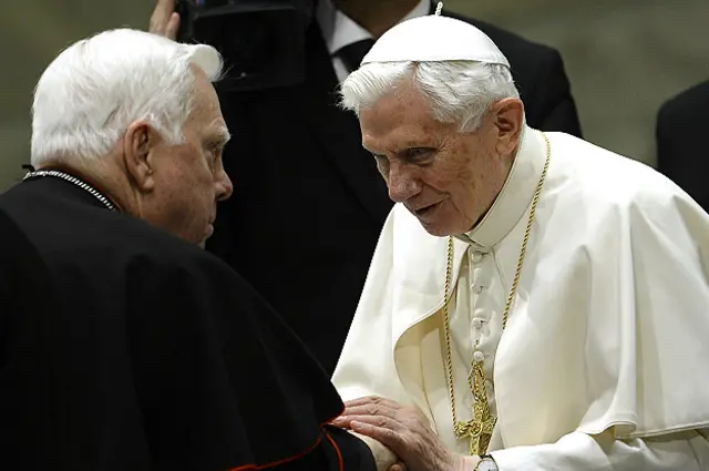 Law saluda al Papa Benedicto XVI en 2013.