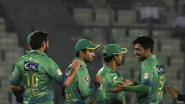 پاکستان کی طرف سے بولروں نے میچ کے آغاز میں ہی وکٹ حاصل کر لیے