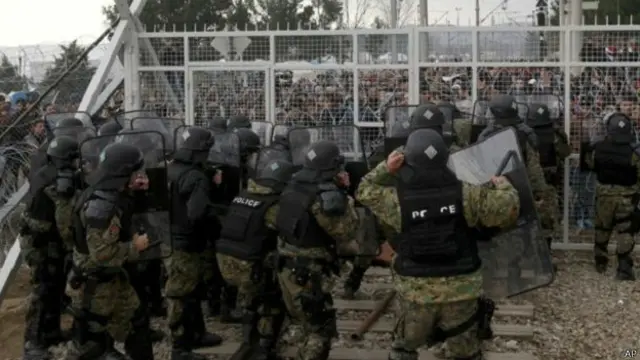 प्रवासियों ने बाड़ तोड़ी