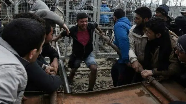 المهاجرون تمكنوا من تحطيم السور الحدودي 