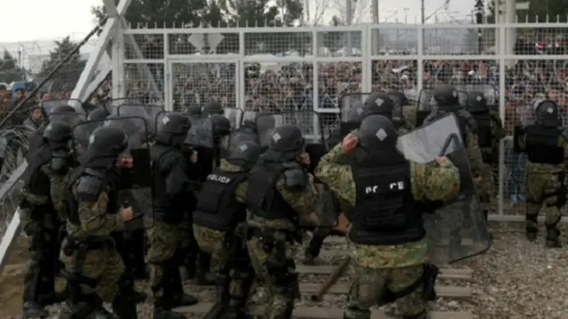 الشرطة المقدونية تتصدى لمئات من المهاجرين الغاضبين عند الجدار الحدودي