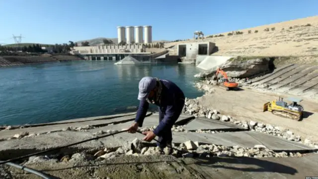 يقلل المسؤولون العراقيون من احتمالات انهيار السد
