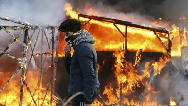 Vòi rồng đã được dùng để dập tắt đám cháy tại trại Jungle ở cảng Calais
