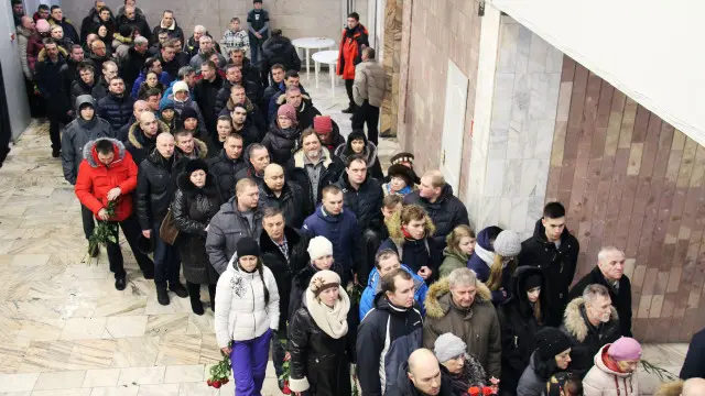 На церемонию прощания с погибшими на шахте "Северная" горняками 29 февраля пришли сотни воркутинцев