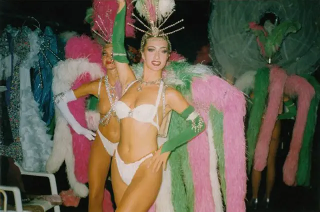 Бі відмовилась танцювати топлес, але Деббі на це погодилась, бо це підвищувало її статус