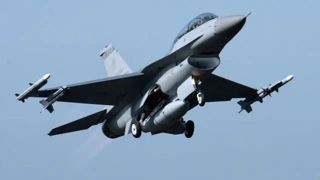 امریکی حکومت نے 12 فروری کو اعلان کیا تھا کہ وہ پاکستان کو آٹھ اضافی ایف 16 طیاروں کے ساتھ ساتھ راڈار اور دیگر آلات فروخت کرے گا۔ اس معاہدے کا تخمینہ 699 ملین ڈالر لگایا گیا تھا