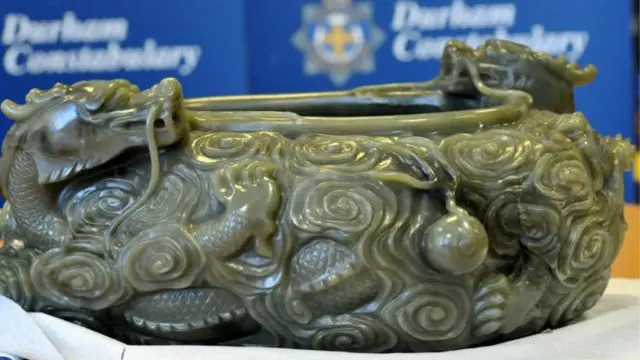 تحفة فنية صينية تعود إلى القرن الـ 18 من بين المسروقات.