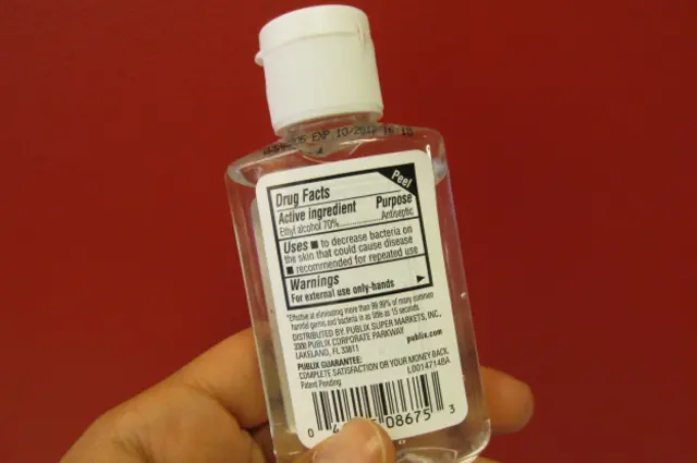 En este envase de 59 mililitros de gel anti bacterial hay 70% de contenido de alcohol etílico