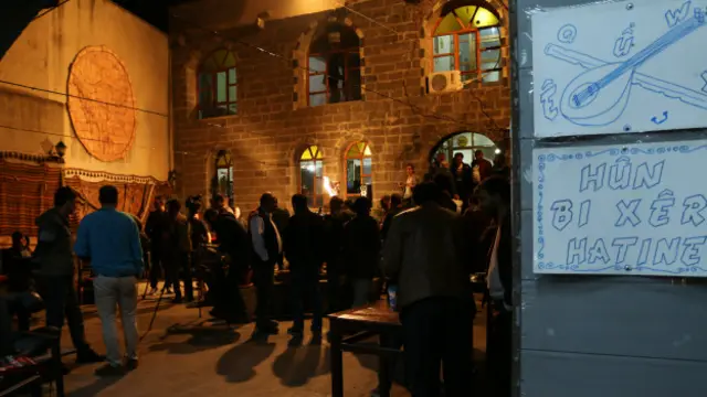 Sur'da yakınları mahsur kalan aileler Dicle Fırat Kültür Merkezi'nde nöbete başladı.