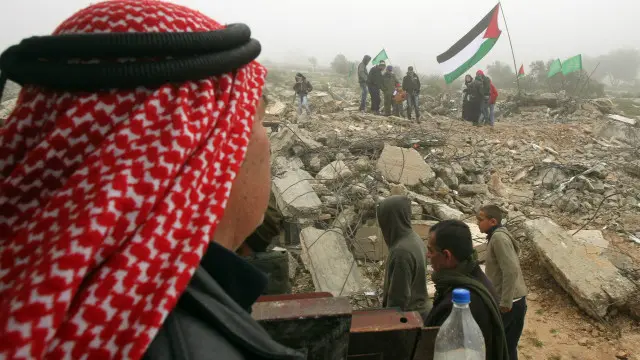 دأب الجيش الإسرائيلي على هدم منازل فلسطينيين متهمين بطعن جنود ومستوطنين في الأراضي الفلسطينية المحتلة.