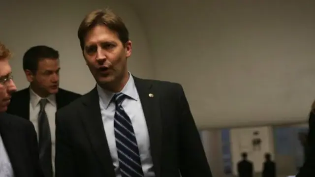 آقای ساس محافظه کاری است که در تی پارتی ریشه دارد اما لزوما به تشکیلات رسمی حزب جمهوری خواه نزدیک نیست