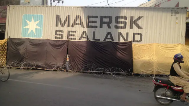 لیاقت باغ کی طرف جانے والے راستوں پر کنٹینروں کے ساتھ ساتھ قناتیں اور خاردار تار بھی لگائی گئی