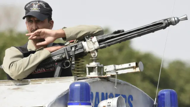 دارالحکومت اسلام آباد میں ریڈ زون کی طرف جانے والے راستے سِیل کر دیے گئے ہیں 