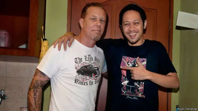 Agan Harahap (kiri) dan James Hetfield, vokalis Metallica. Foto yang tentu saja editan.