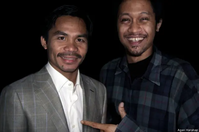 Agan Harahap (kanan) merekayasa banyak foto, termasuk foto dirinya dengan petinju terkenal Filipina, Manny Pacquiao.