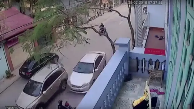 Hình ảnh vụ tai nạn do xe Camry gây ra trên camera quan sát được tung lên mạng